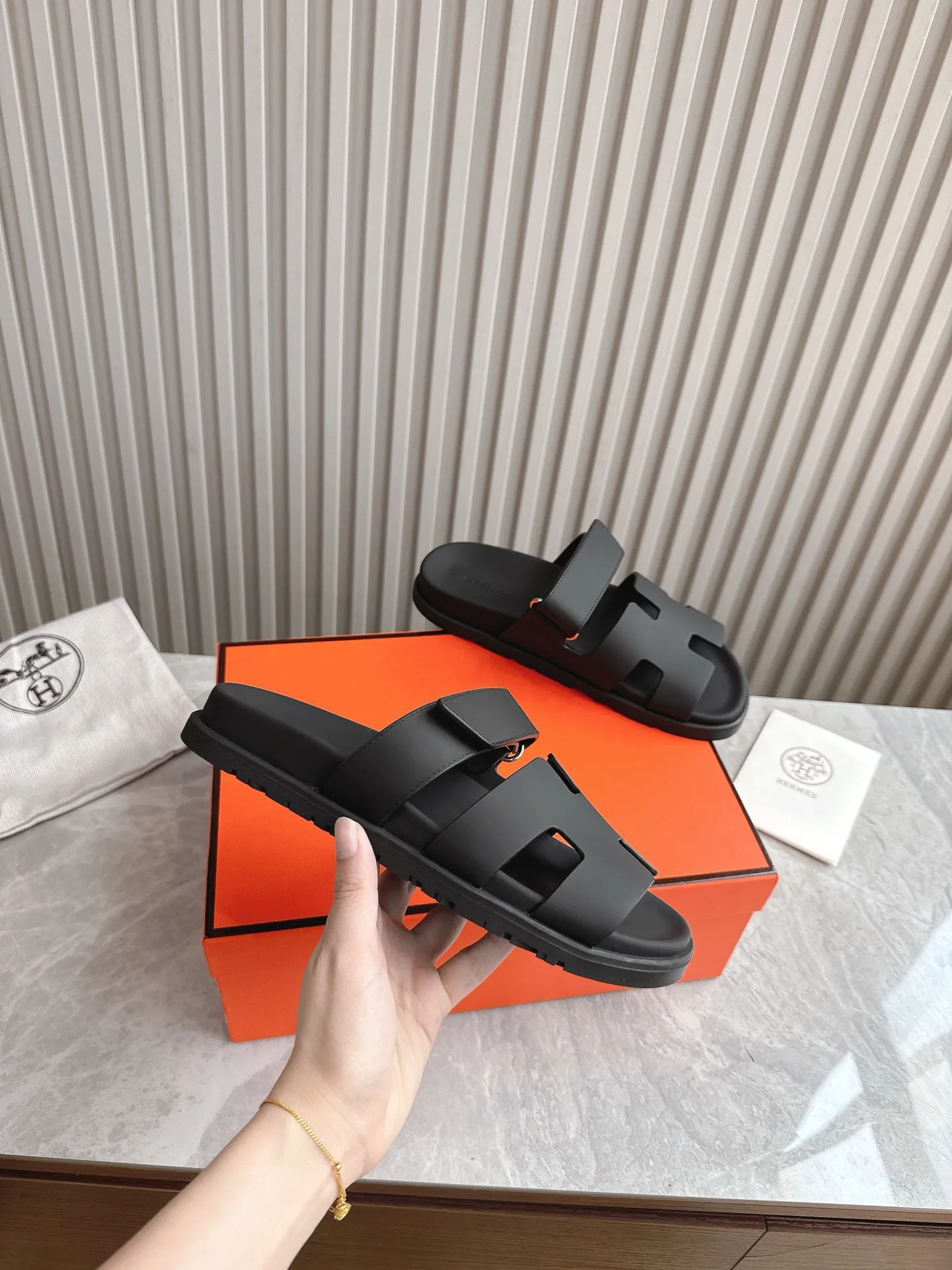 p480🐮🐮Couple model (top version) H family 2024 spring and summer new style HERMES Hermes' recently popular couple model pig nose angle sandals and slippers, paired with various colorful socks, popular. Upper: imported original deerskin (the genuine leather edging is not ordinary super migration). Lining: imported genuine leather. Outsole: Tpu non-slip and wear-resistant outsole. Size: Female 35-42 (40/42 non-returnable and non-exchangeable) Male size: 39-45 (45 non-refundable and non-exchangeable)